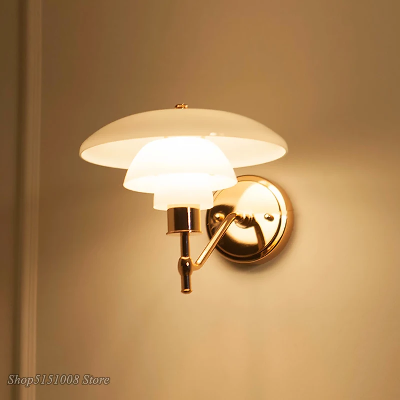Современный простой настенный светильник из белого стекла с одной головкой