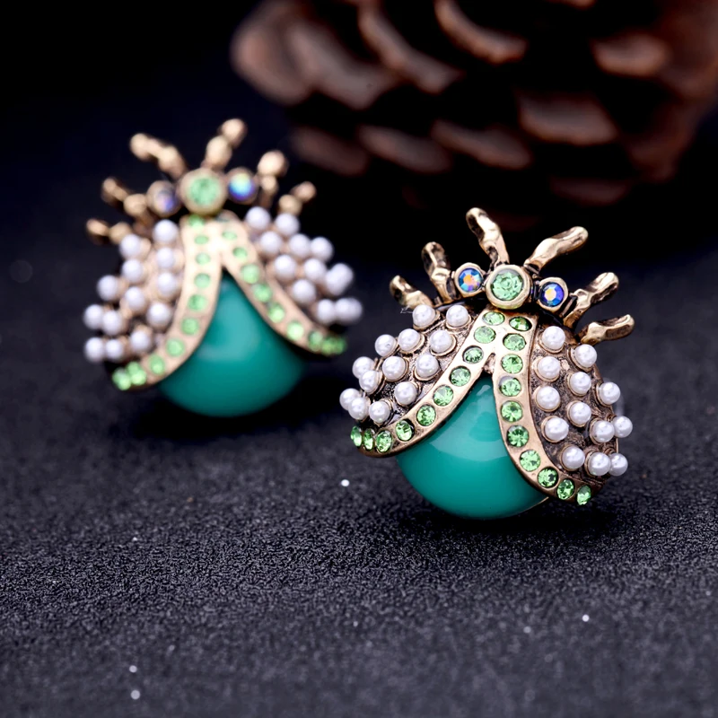 Женские серьги-гвоздики в виде божьей коровки с кристаллами золотого цвета |