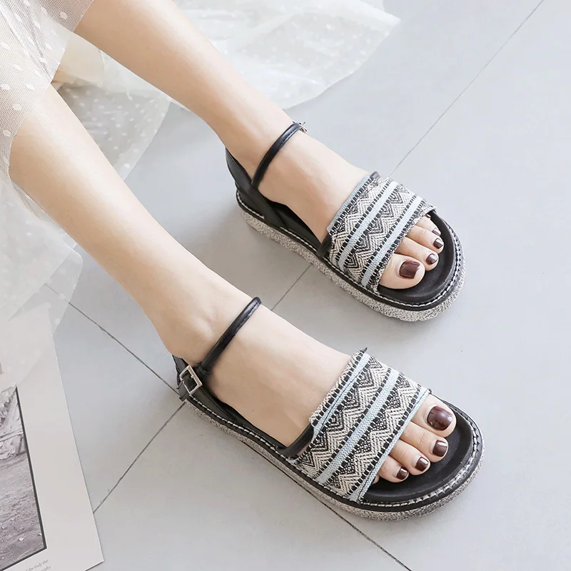 

Summer New Fashion Sports Rubber Flat Sandals Pu Face Cover Foot Low Heel Slippers Size 35-39 Wholesale