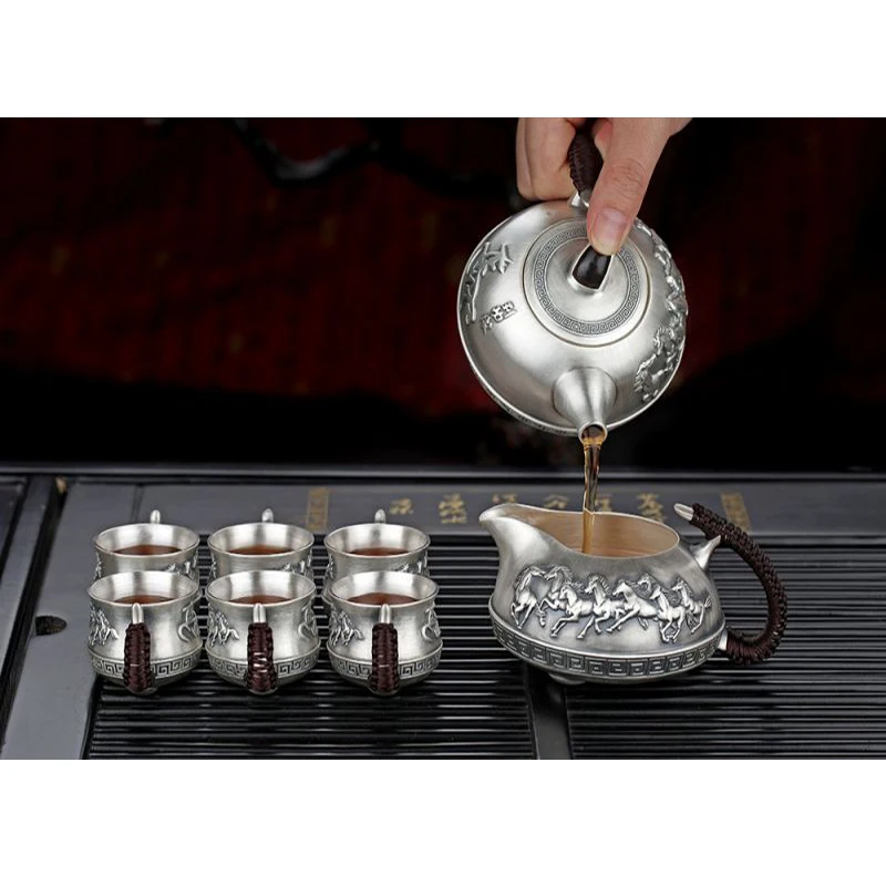 Рисунок 2 - Чайник из серебра 999 пробы в стиле ретро