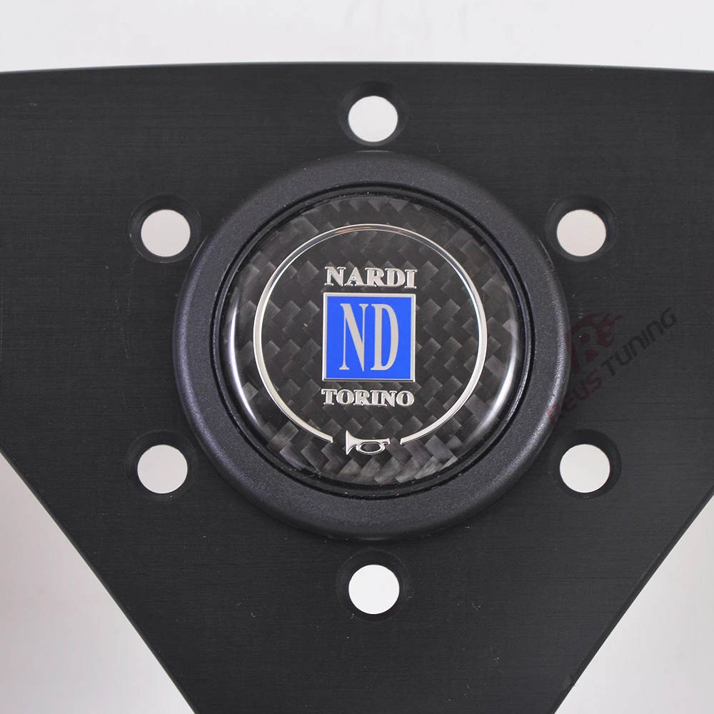 Универсальное рулевое колесо из углеродного волокна с кнопкой