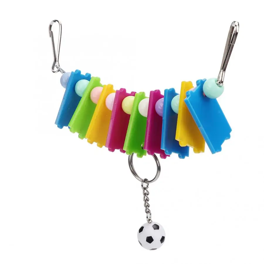 Жевательная игрушка для птиц красочные пластиковые с футбольной клеткой