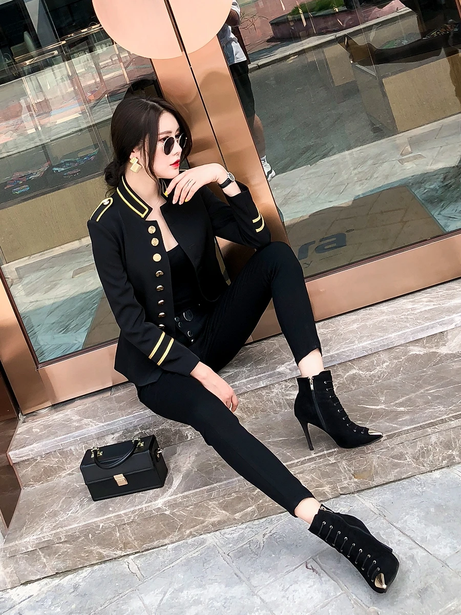 Женская приталенная куртка короткая туника в стиле милитари однобортная с