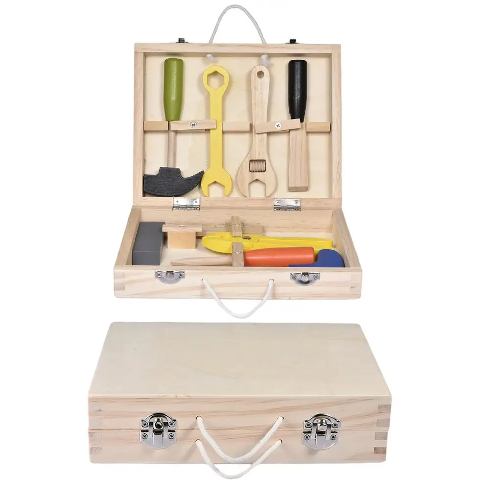 Ящик для инструментов с разноцветными деревянными инструментами