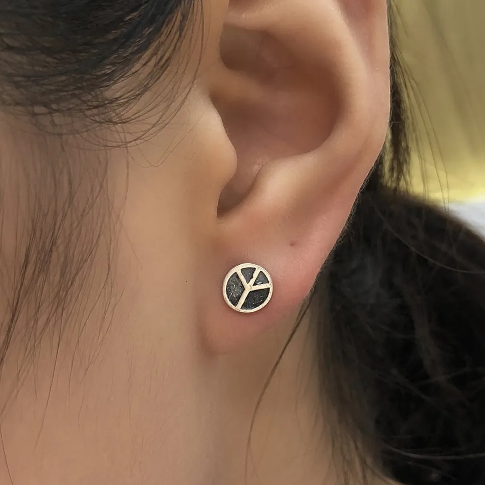 Женские серьги-гвоздики из серебра 925 пробы с надписью мира | Украшения и