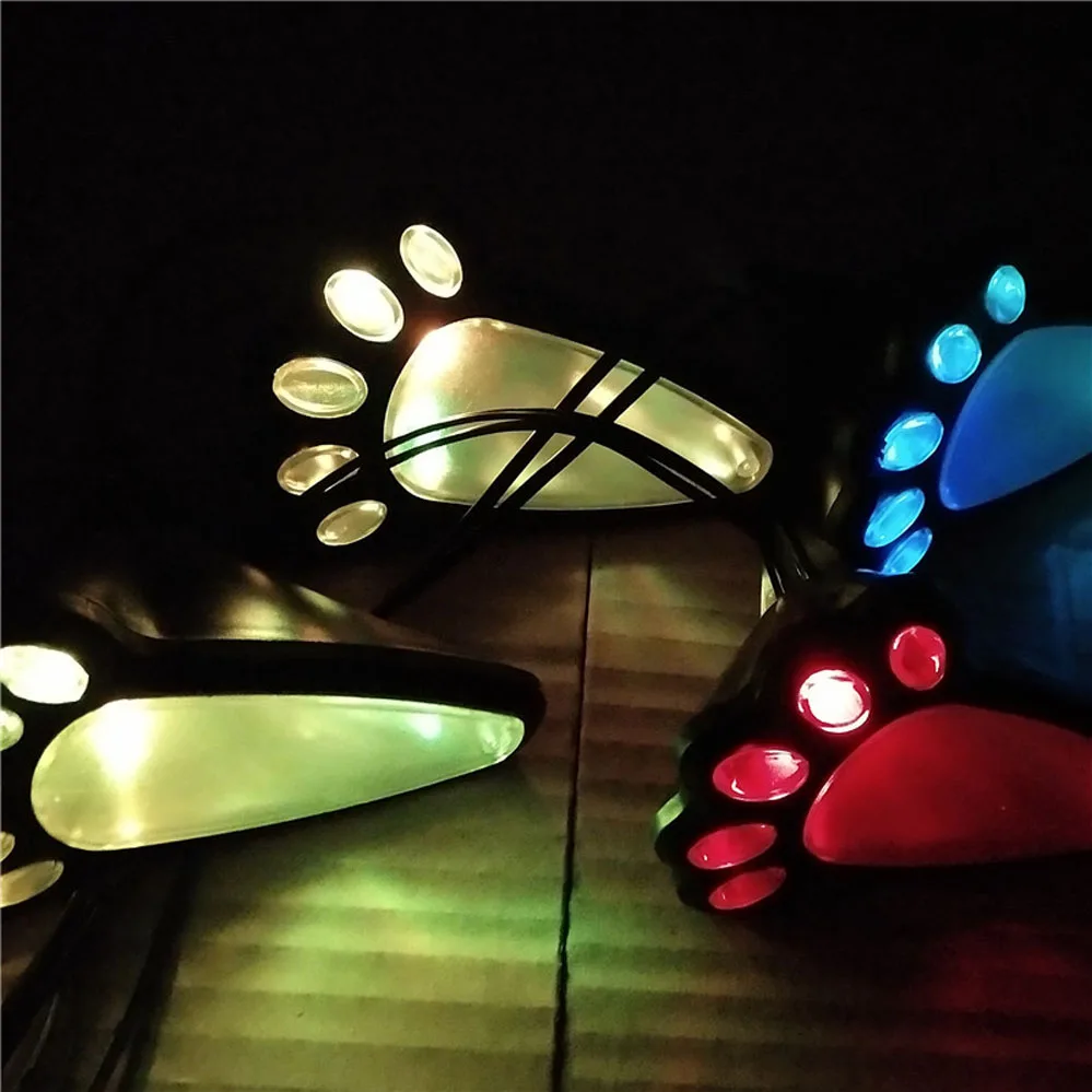 Кулон светящийся в темноте. Светящиеся лапки для сада. Конечность светящаяся. Светящийся лапы подушка. Игрушки которые светятся в темноте.