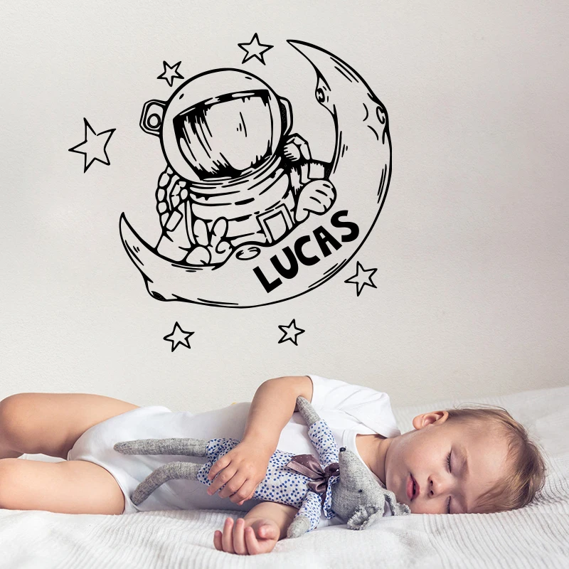 

Наклейка на стену с именем на заказ, виниловый декор для детской комнаты, спальни, космос, луна, астронавт