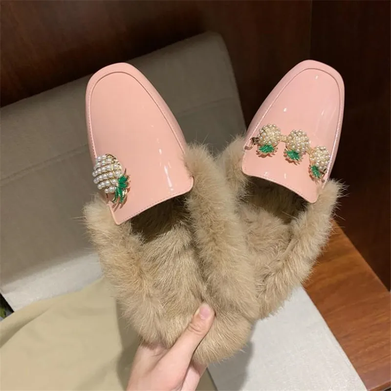 Женские меховые тапочки из лакированной кожи с жемчужинами цвет розовый бежевый