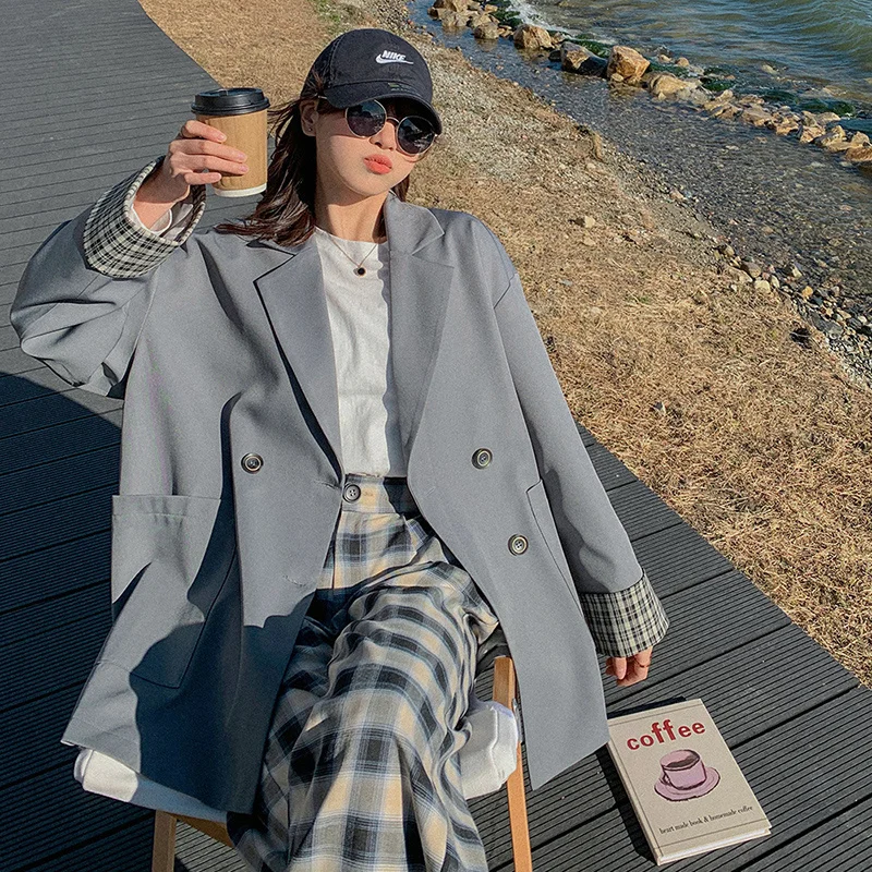 

Костюм контрастных цветов в клетку с манжетами