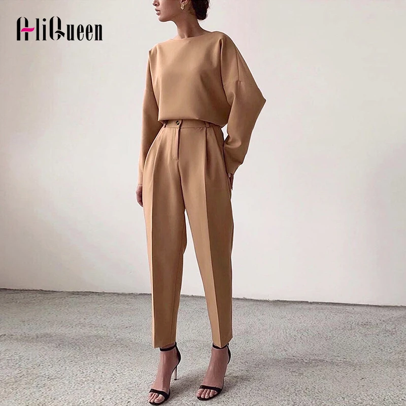 Костюм спортивный женский из двух предметов укороченный топ с капюшоном и