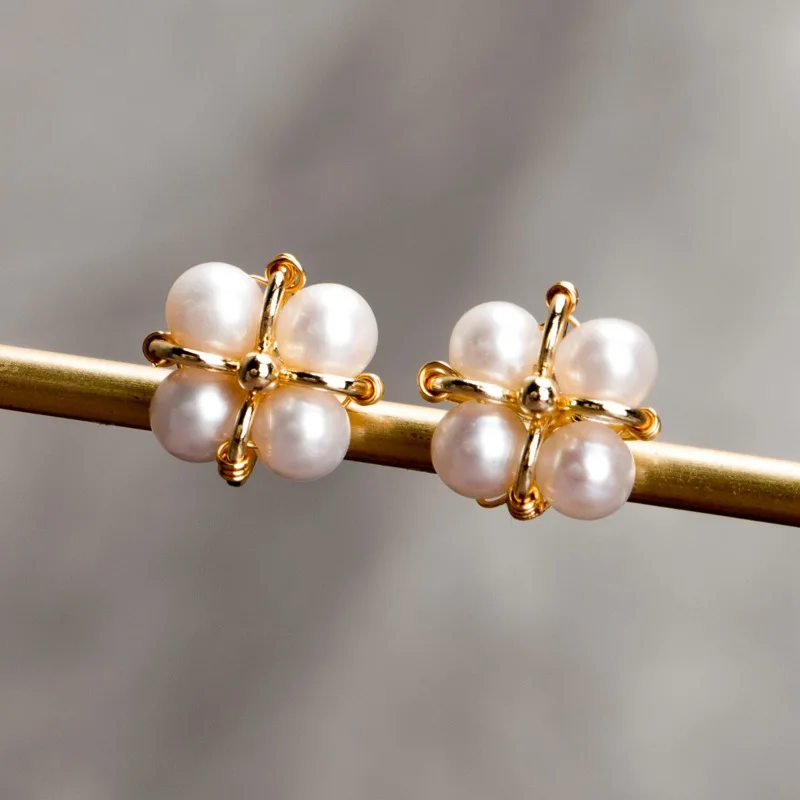 

Fashion Hot-Selling Clover of Four Leaves Exquisite Fashion Simple Pearl Ear Stud