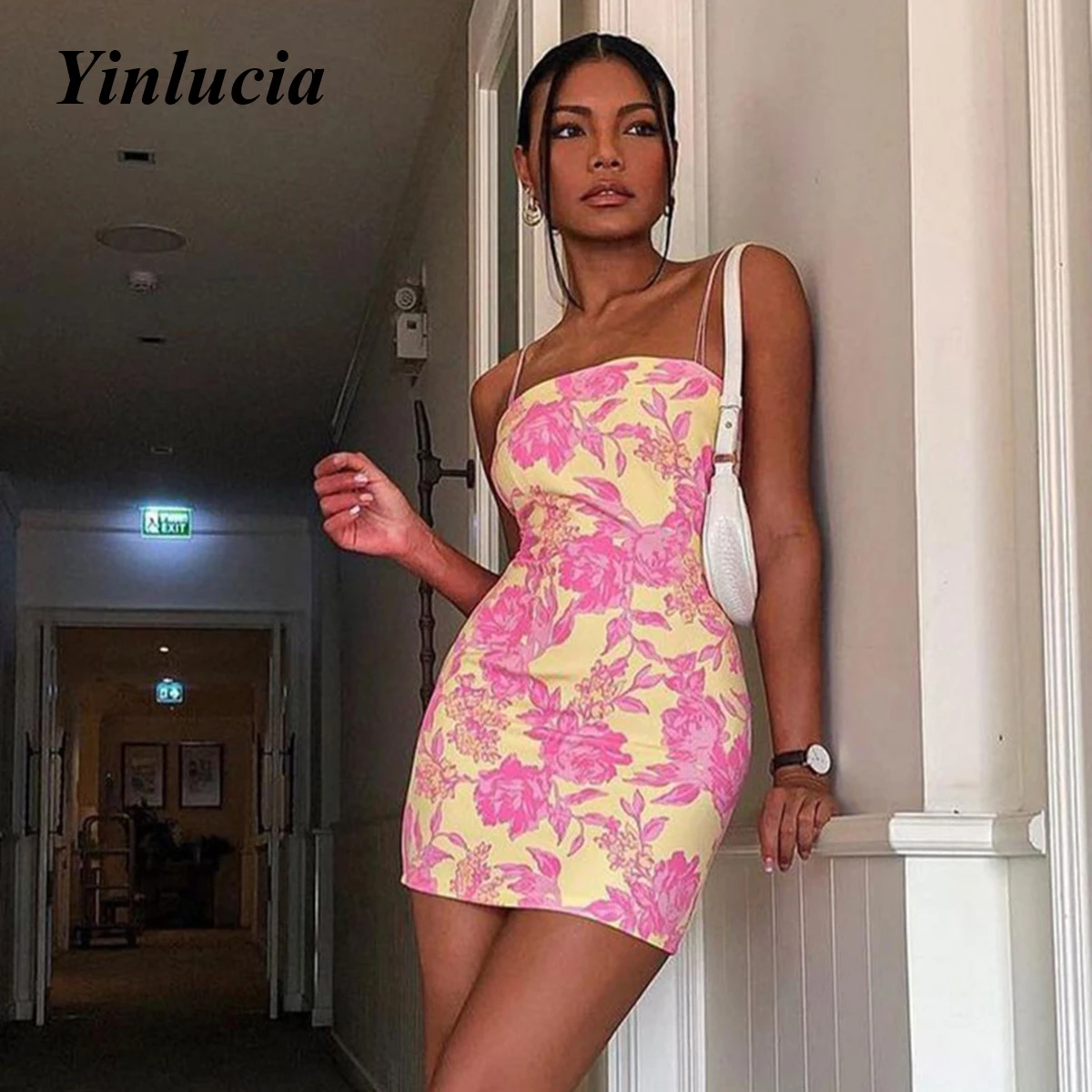 

Женское платье с высокой талией и цветочным принтом