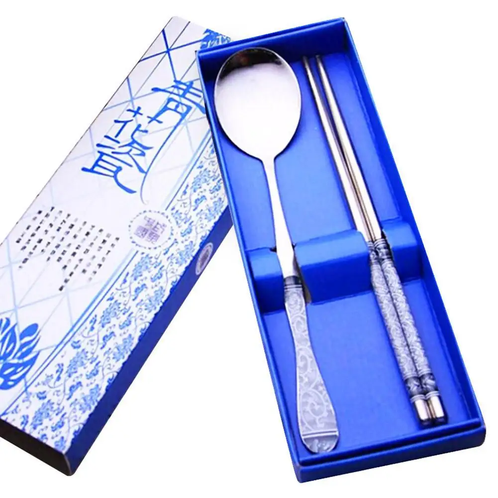 Набор из 2 предметов столовой посуды для путешествий в стиле на открытом воздухе оптом: портативные палочки и ложка из нержавеющей стали в подарочной упаковке высокого качества и по выгодной цене.