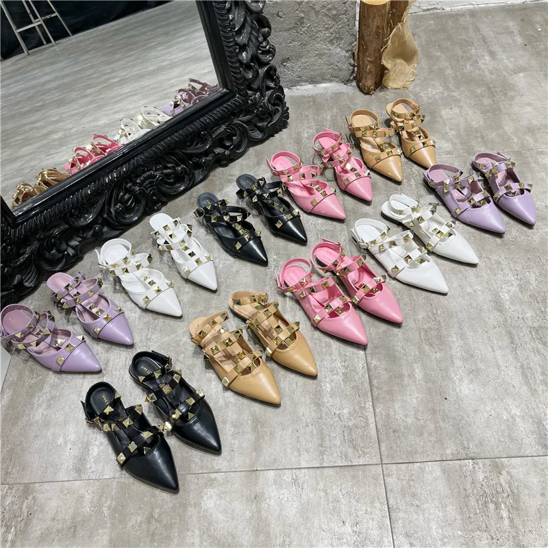 Женские босоножки с заклепками персиковые сандалии на плоской подошве острым