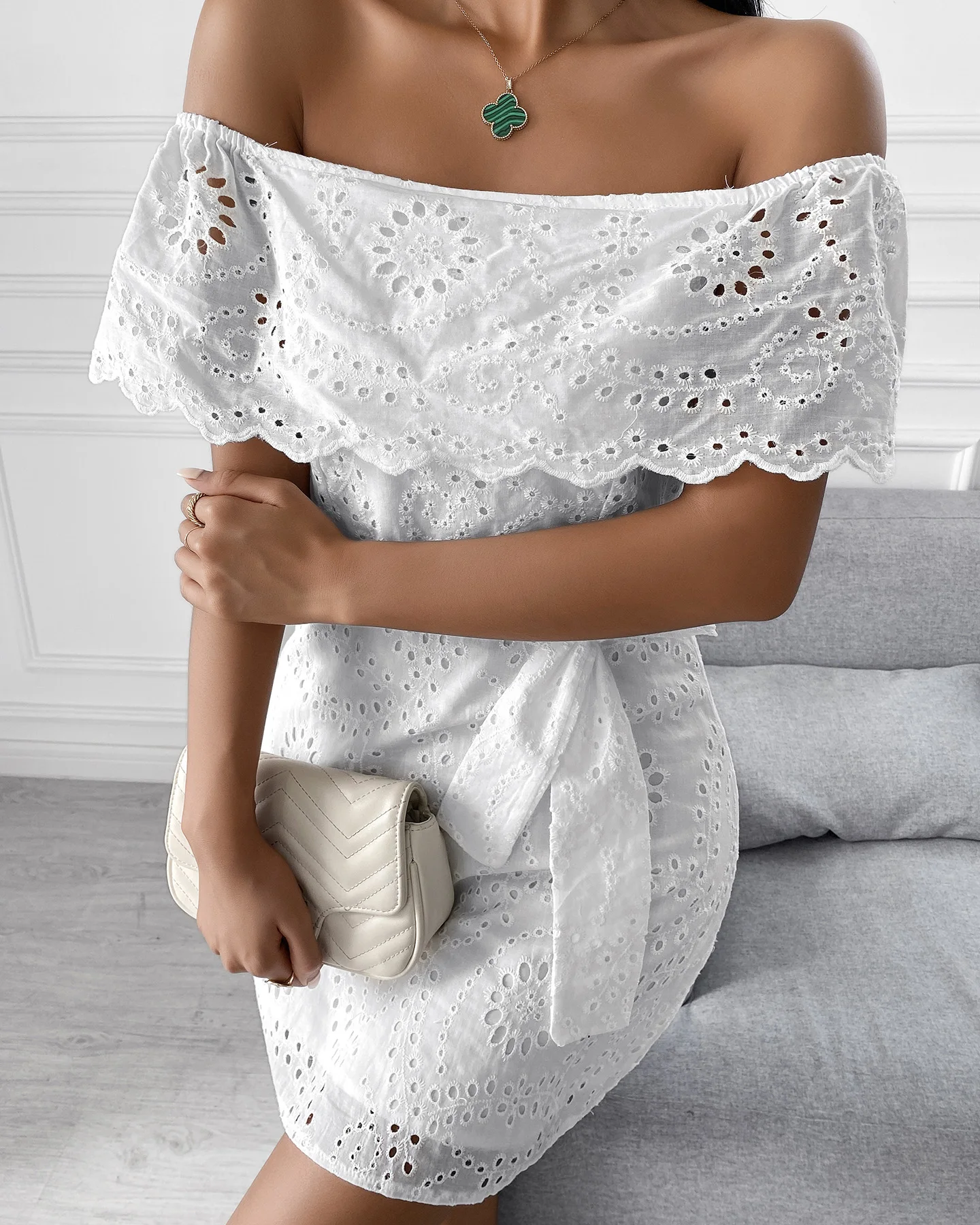 2022 летнее однотонное кружевное мини-платье с открытыми плечами Белое Облегающее