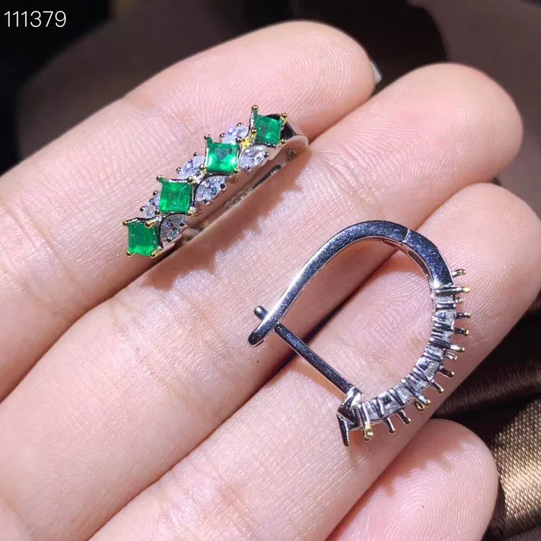 

Серьги из натурального изумруда. Много драгоценных камней, хорошее качество. Продукт содержит сертификат. Чистое Серебро 925 пробы. Новейший ...