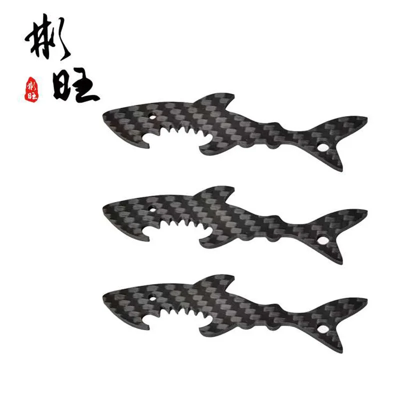 Открывашка из карбонового волокна, настоящий карбон, можно выбрать более различные формы, прочная и долговечная, также может использоваться в качестве декорации.