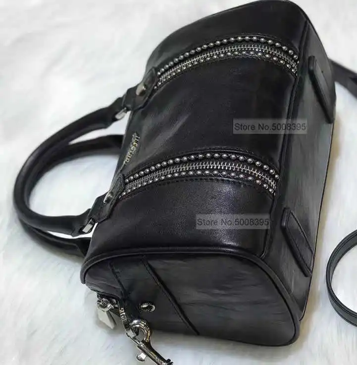 comprar Moda 2021ss Mulher Preto Couro Mensageiro Sacos Com Rebites Lidar Com Travesseiro Saco