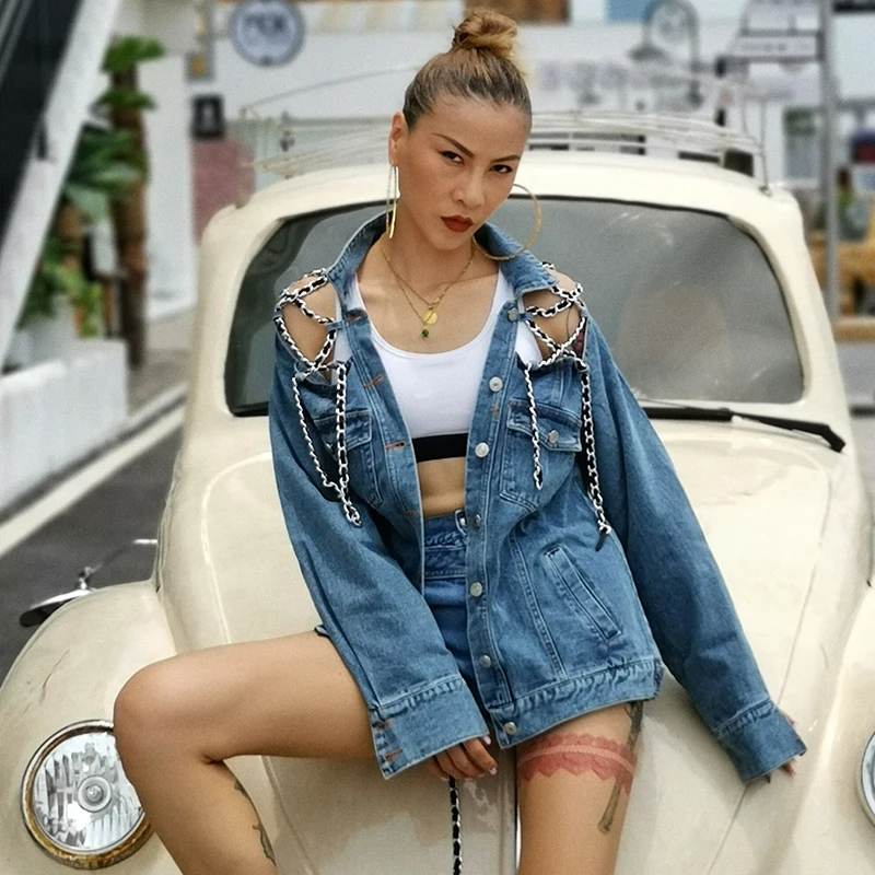 TWOTWINSTYLE с цепочкой, с открытой спиной, сексуальная джинсовая куртка для женщин, воротник с лацканами, длинный рукав, с открытыми плечами, пальто, женская мода, летняя волна