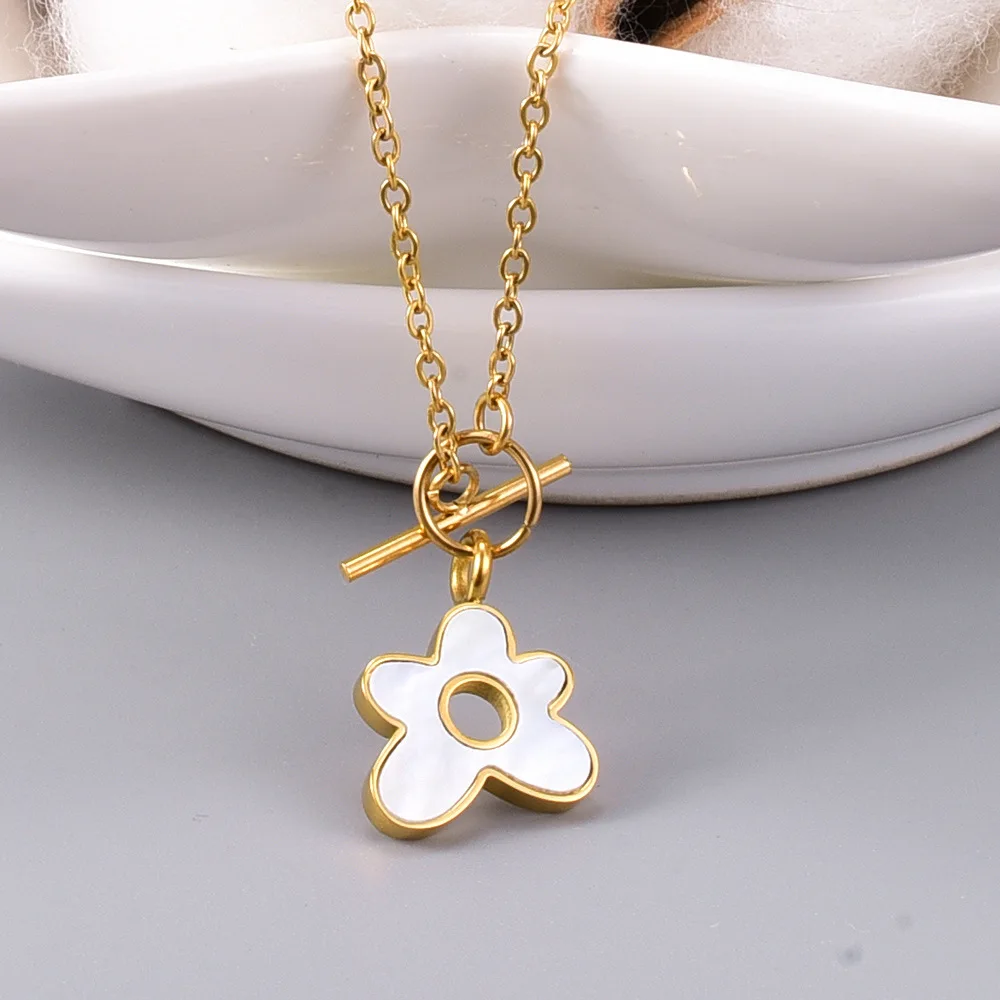 

Vacuum plating 18K gold white shell European and American short fashion flower titanium steel necklace female jewelry jewelry