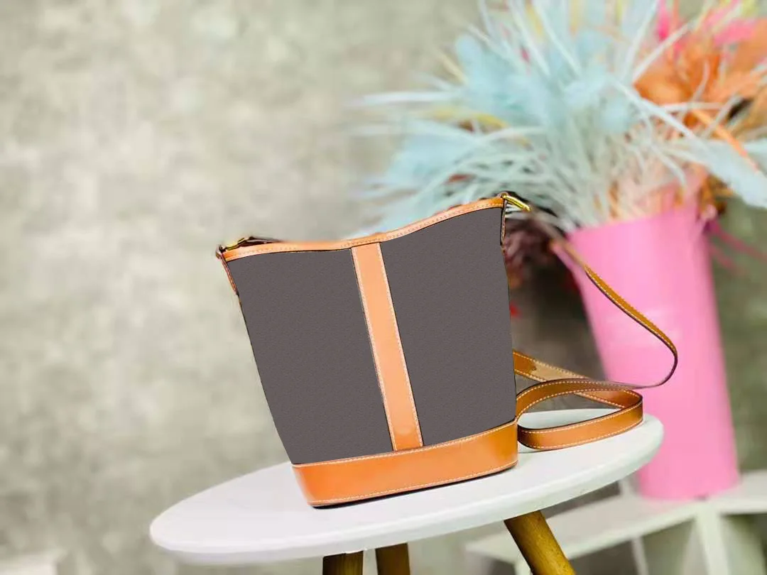 

2021 Luxury Brand, Exquisite Old Flower Bucket Bag, Super Capacity Fashionable Women's Shoulder Bag, Adjustable Handbag