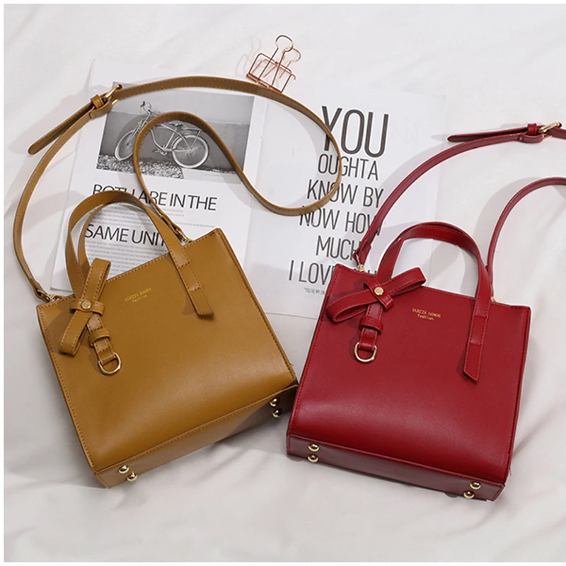 Сумка-мессенджер женская из экокожи саквояж на плечо в деловом стиле черного