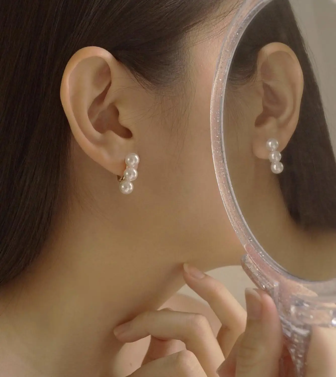 

French simple retro baroque style personality design sense three exquisite pearls small and cute short earrings for women girls