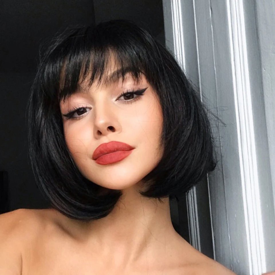 каре на темные волосы с челкой. короткое каре с челкой. колорирование 2022 модное на каре. прямое каре с челкой. карэ удлиненное каре на темные волосы.