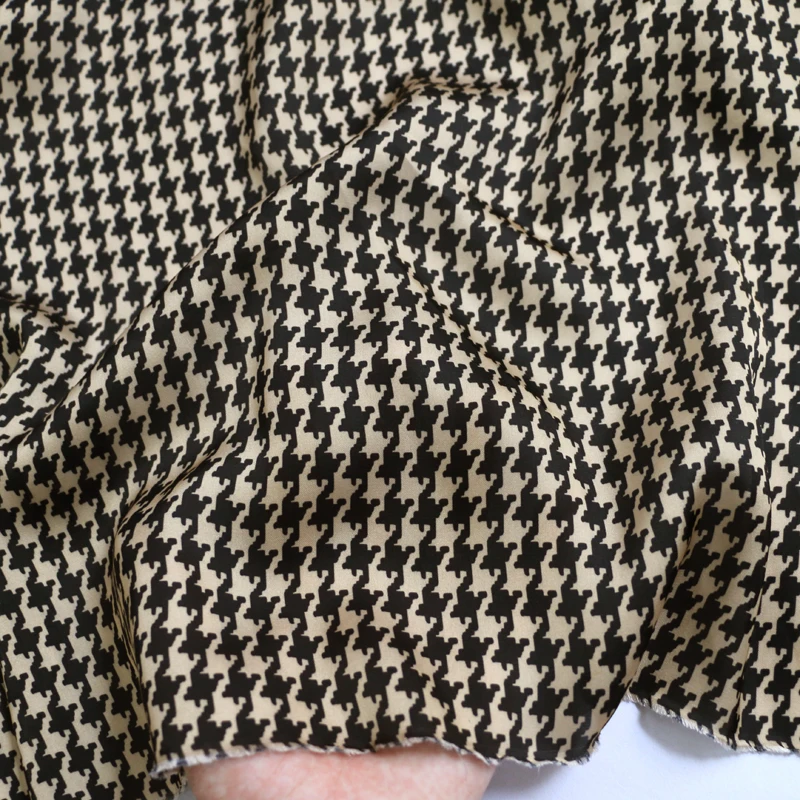 Мягкая плательная ткань 1 метр X 48 м атласный шифоновый материал с геометрическим