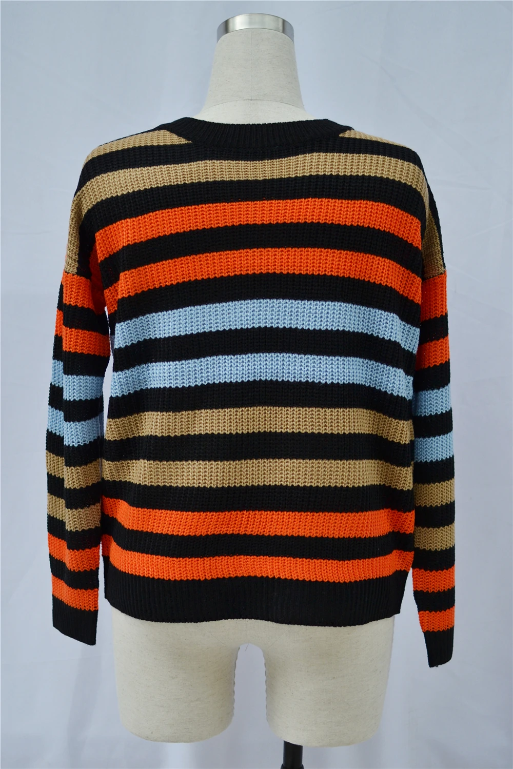 Женский трикотажный пуловер в радужную полоску с длинным рукавом и v-образным