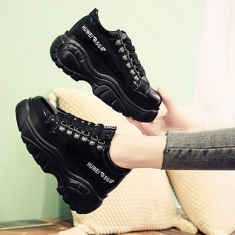 Женские кроссовки из лакированной кожи на высокой платформе шнуровке