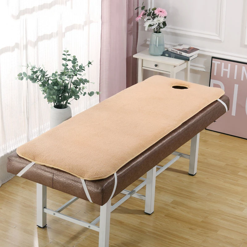 Накидка для кушетки массажного стола в салоне красоты с отверстием для дыхания.