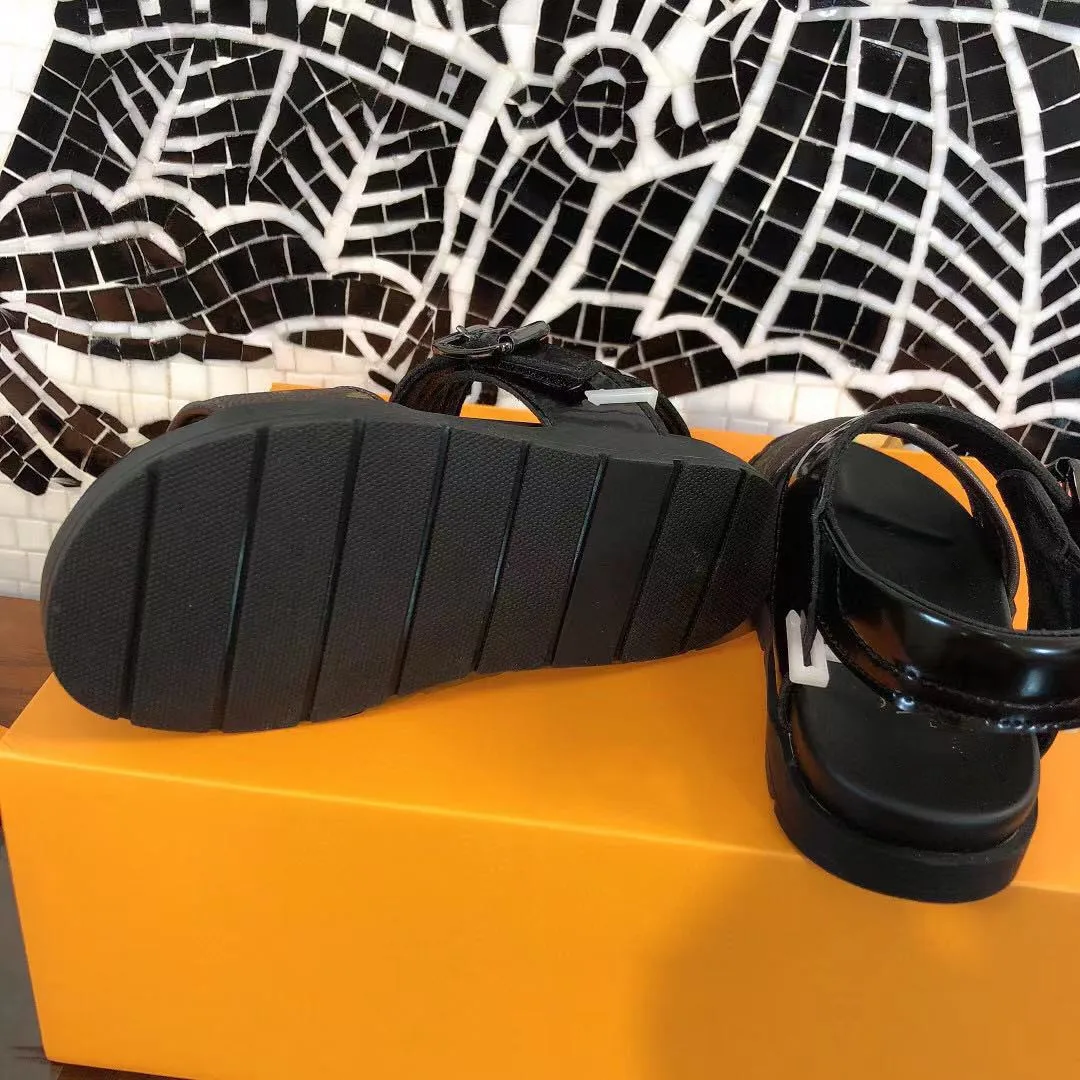 

High-end boys sandals 2021 new summer foreign style children students middle-aged children non-slip beach shoes boys shoes