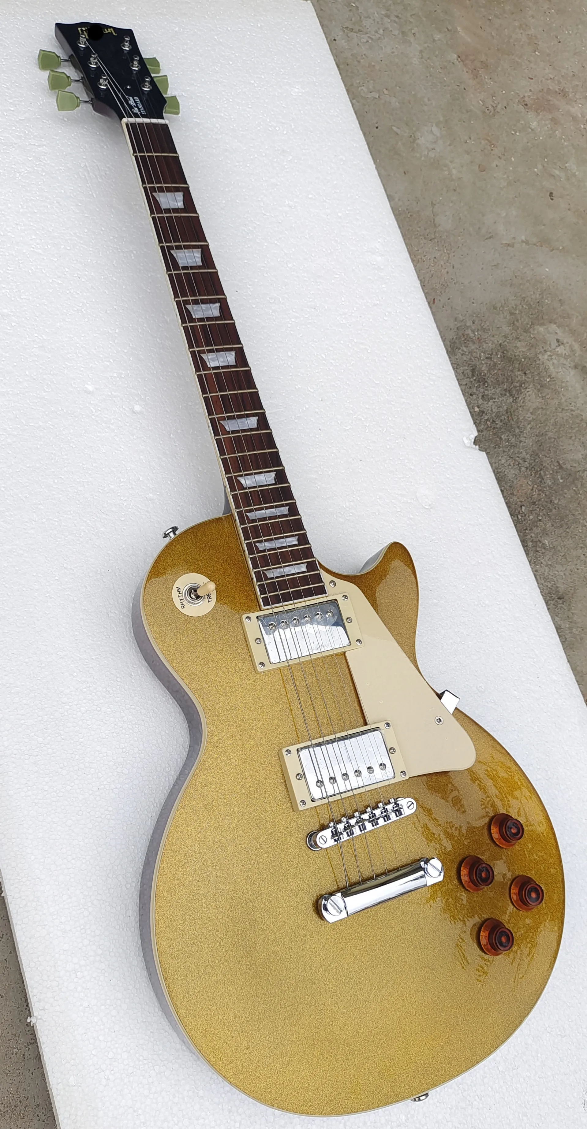 Electric guitar, golden flash, environmentally friendly paint, guitar on sale, lightning delivery, free shipping