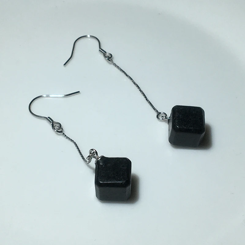 

Natural sub graphite 925 Tremella drop Russian ore sub graphite natural ear nail pure silver shungite