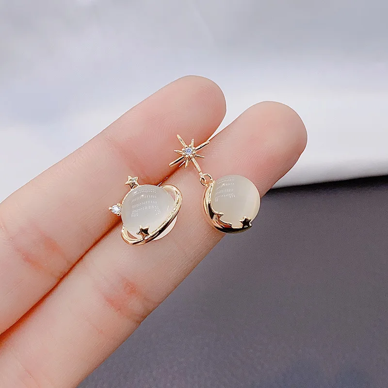 

Asymmetric Cat's Eye Earrings Female S925 Sterling Silver Needle Earrings Earrings are Small And Simple, Stylish and Delicate