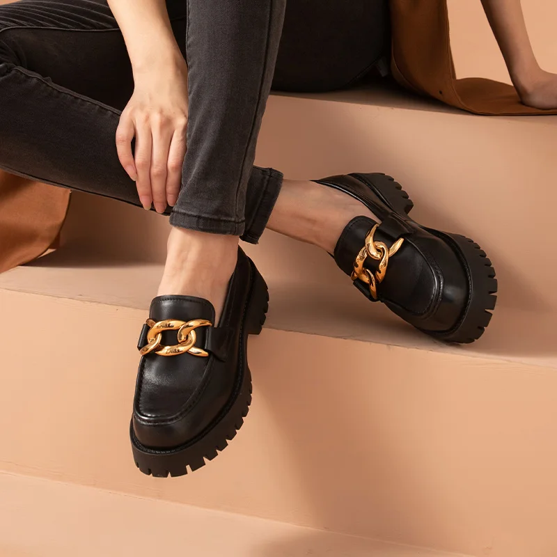 Мокасины женские из коровьей кожи на платформе с металлической цепочкой ручной