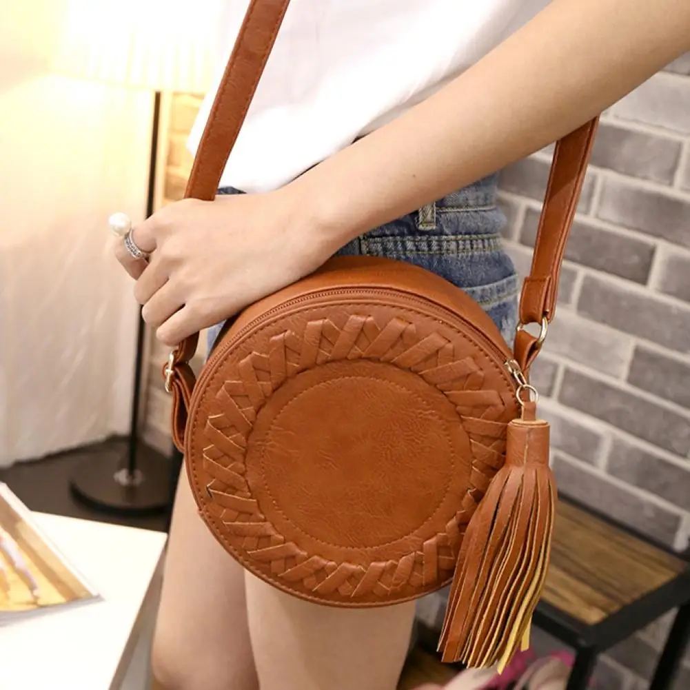 Модная женская круглая однотонная сумка с кисточками через плечо регулируемым