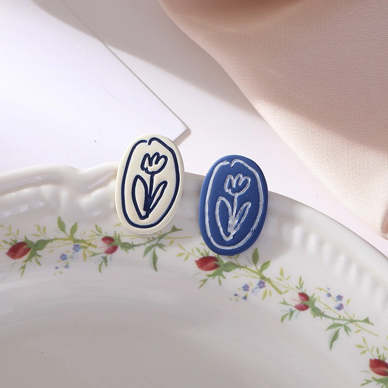 Модные дизайнерские серьги-гвоздики с белыми и синими цветами Милые простые