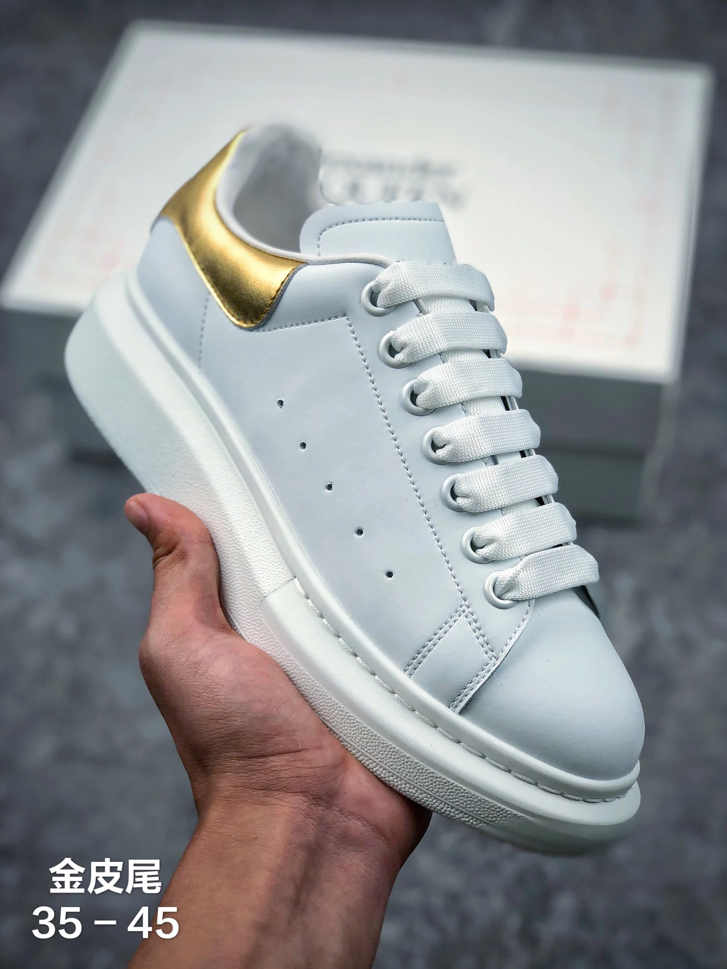 

A Pair Of Good-Quality Casual Leather Sneakers Men Lady Shoes