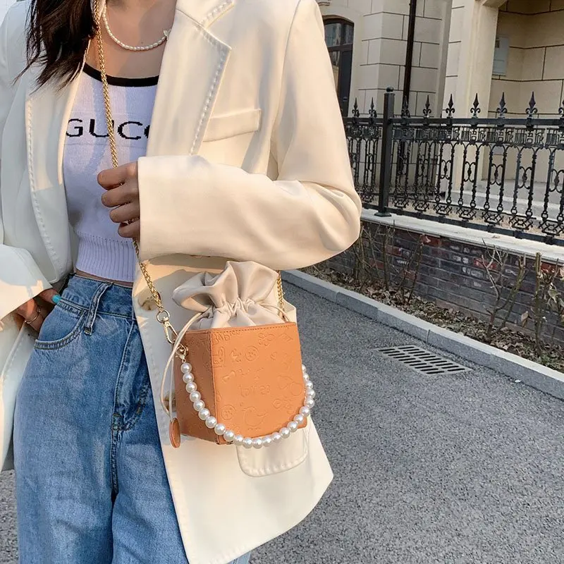 

Модная квадратная коробка на шнурке, карманные сумки через плечо из искусственной кожи, женские мини сумки через плечо с жемчужной цепочкой...