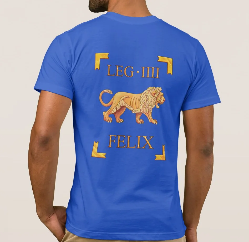 Мужская футболка с Легионами 4-го легиона Флавиа Феликс Львом отображаемой на
