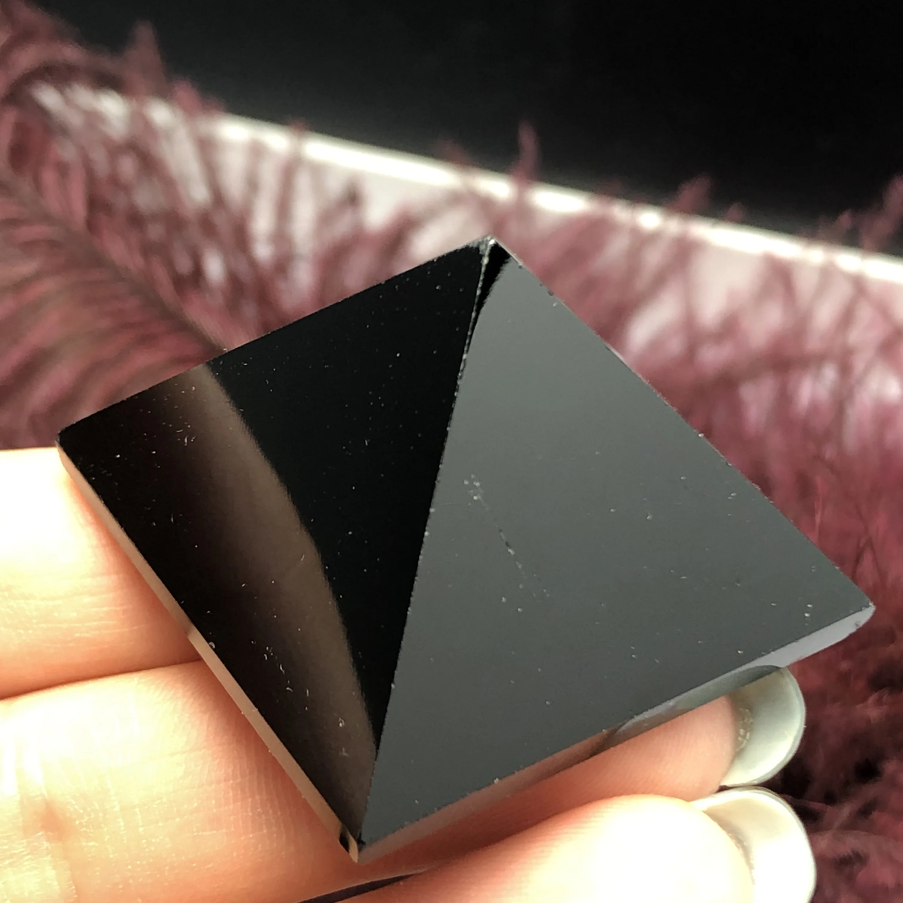 Натуральный черный бриллиантовый минерал в виде пирамиды отлично подходит для