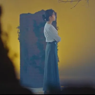 Женское платье в белую полоску с высокой талией Корейском стиле на осень день