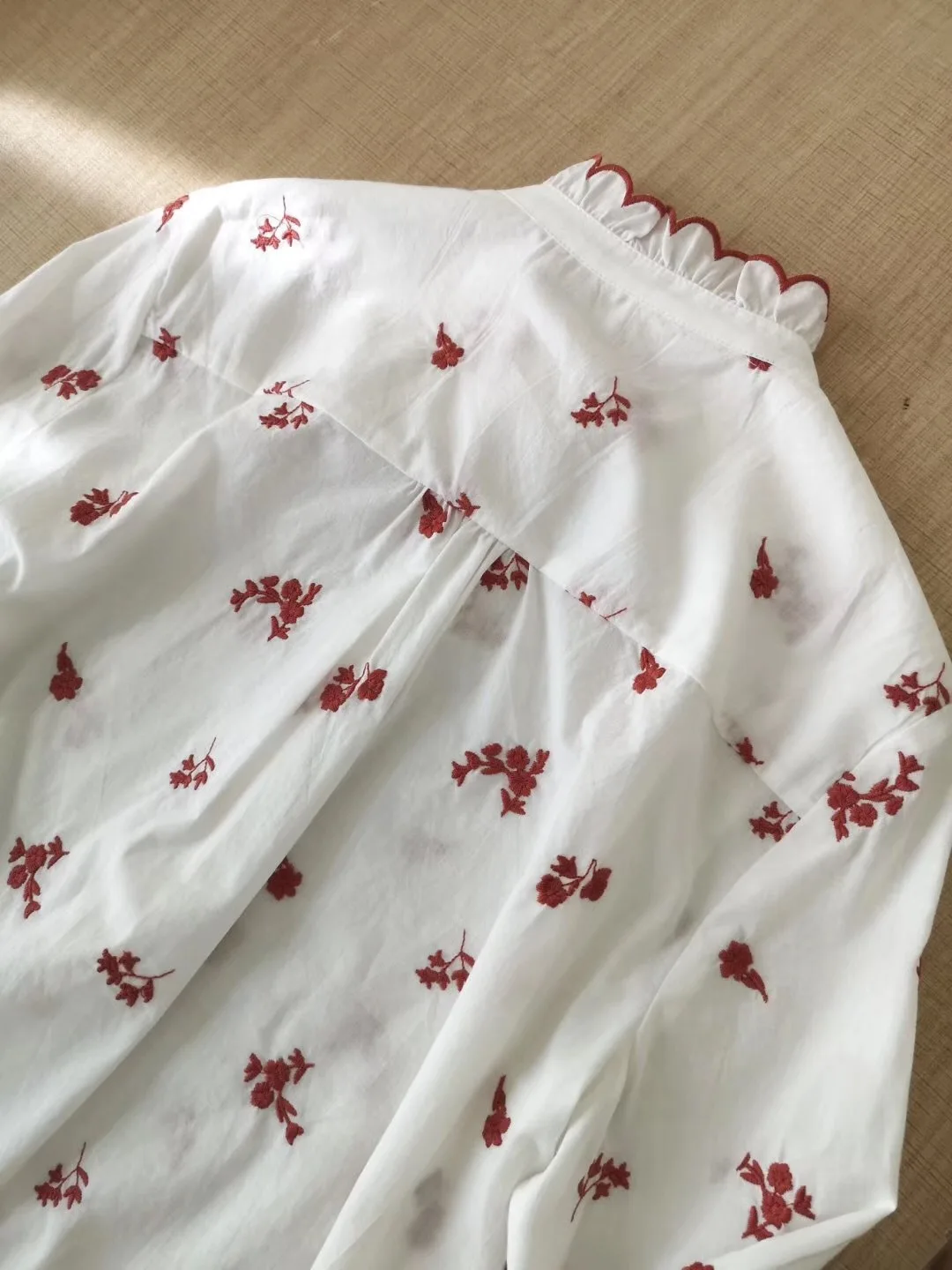 

2019 New Vintage Delicate Flower Embroidered Wavy Edge Cotton Shirt