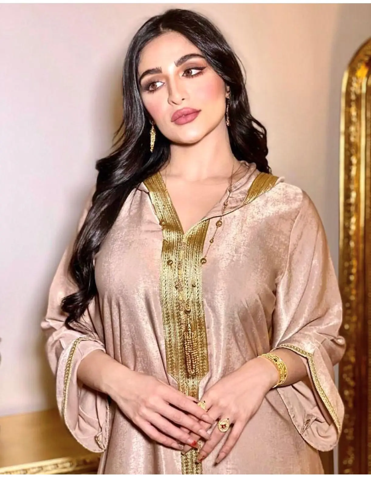 

Новая стильная длинная юбка Ближнего Востока, кружевной замшевый Халат с капюшоном цвета шампань из Дубая, мусульманский халат, женский хал...