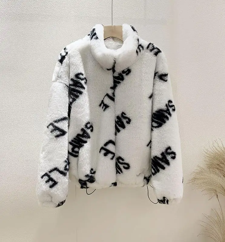 Пальто из меха ягненка в стиле ретро с буквами свободного покроя Осень-зима 2021 |