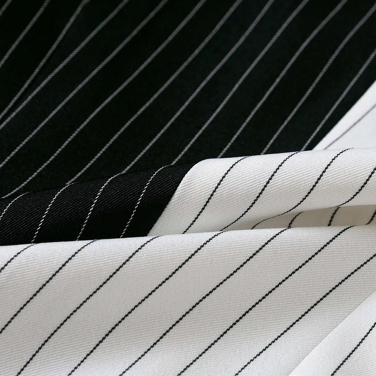 Женский офисный брючный костюм черно-белый Асимметричный в полоску - купить по