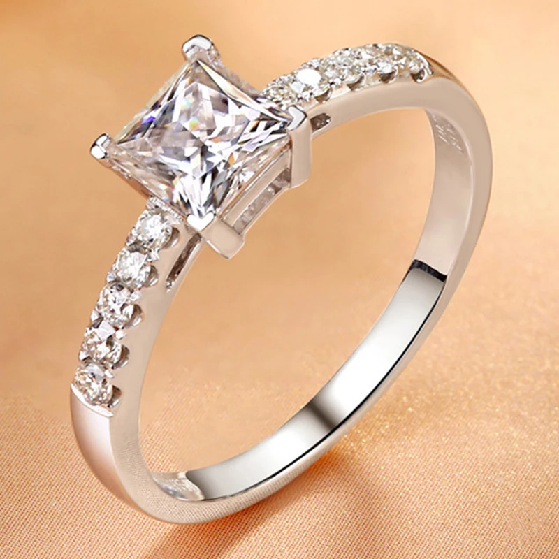 Кольцо женское из белого золота 18 карат с муассанитом 1 квадратное для свадьбы