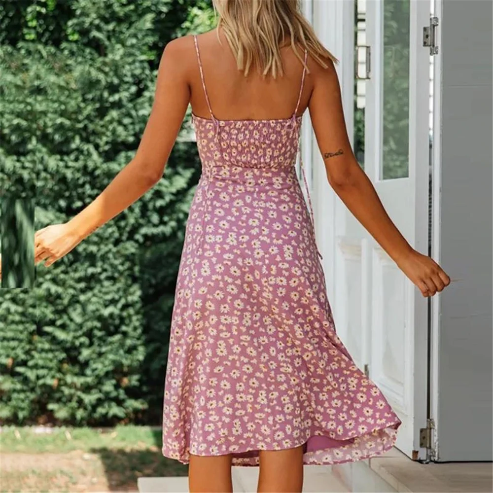 Женское платье миди на тонких бретельках с открытой спиной минималистичные